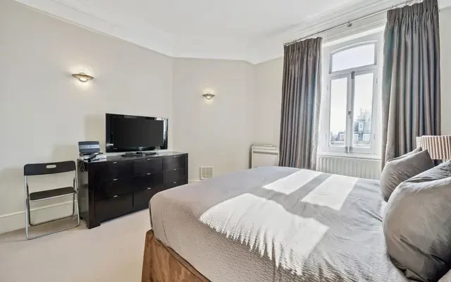 Earl's Court Square, Earls Court, London, SW5 9UJ 2