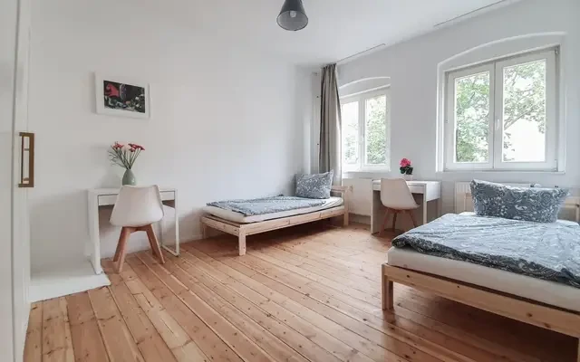 Single bed in a twin bedroom, in a 2-bedroom apartment near Prenzlauer Allee transport station 4