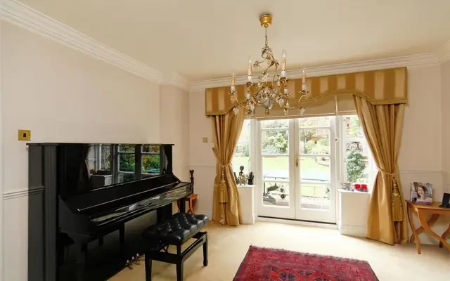 Devey Close, Kingston Upon Thames, Surrey, KT2 7DZ 2
