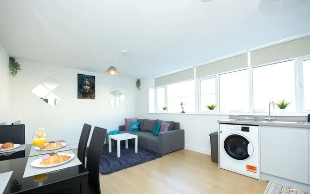 Medusa Apartment - The Gaze of Town 1
