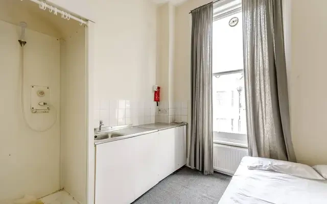 Barons Court, Barons Court, W14 1
