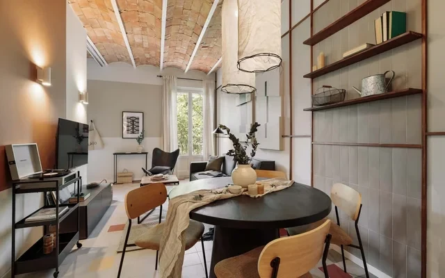 Indiana - 2 bedrooms, office and balcony in Eixample Dreta 2