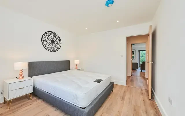 Hendon Way, London, NW4 3LY 3