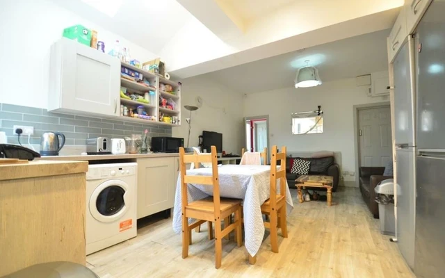 Entire Place·6B2B···18 Katie Road, Selly Oak 2