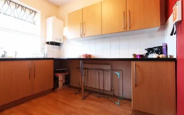 Cosy bedroom in 4-bedroom flat in London 1