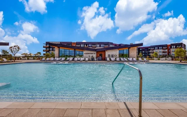 Tapestry at the Realm Apartments - alojamiento para estudiantes en Lewisville - piscina