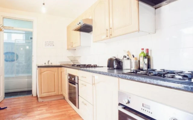 Bright double bedroom in Wood Green 3