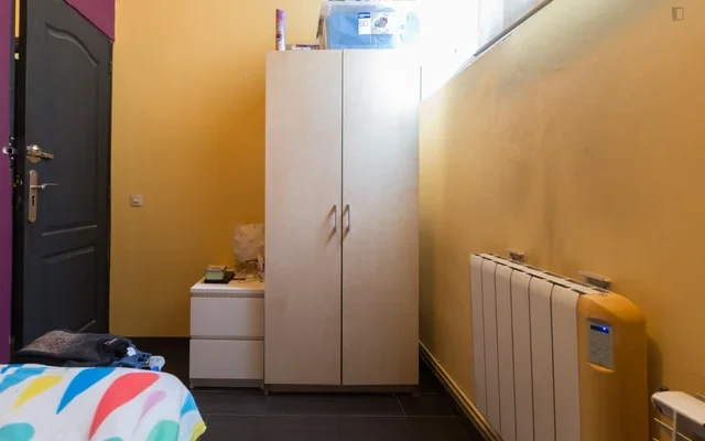 Suitable single bedroom ina 4-bedroom flat, in Puerta del Angel 1