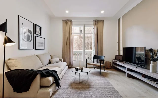 Costa - 3 bedrooms, balcony in Eixample Esquerra 0