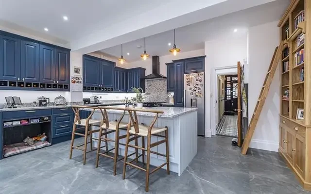 Chatsworth Avenue, London, SW20 8JZ 4