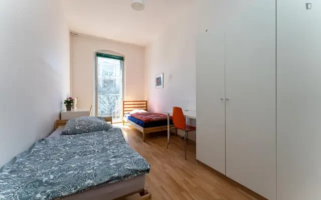Single bed in bunk bed in neat double bedroom in Neukölln 3
