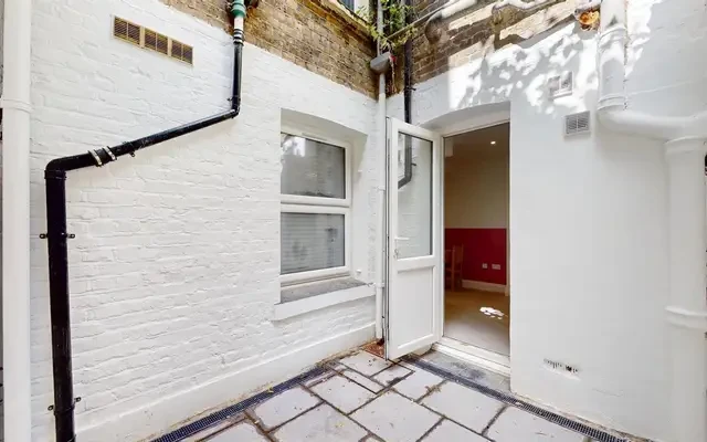 Warwick Road, London 4