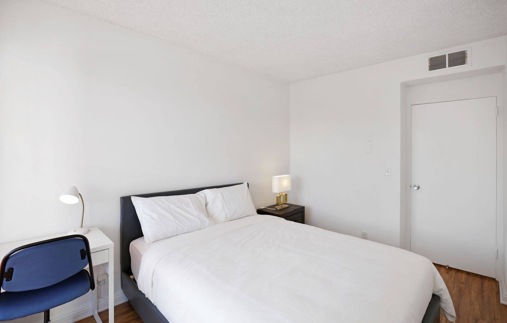 Private Room in 3 bed