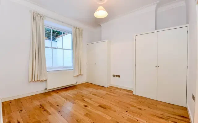 Kensington Court Gardens, Kensington, W8 4
