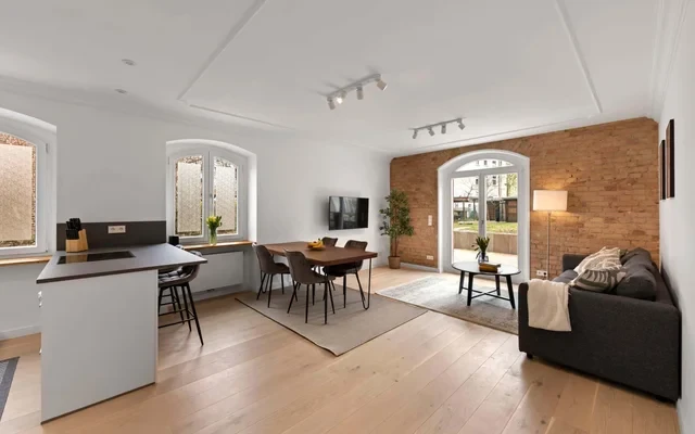 Luxurioese, frisch sanierte, gemutliche 4-Zimmer-Wohnung in einer Grunderzeitvilla (fur Familien geeignet). 0