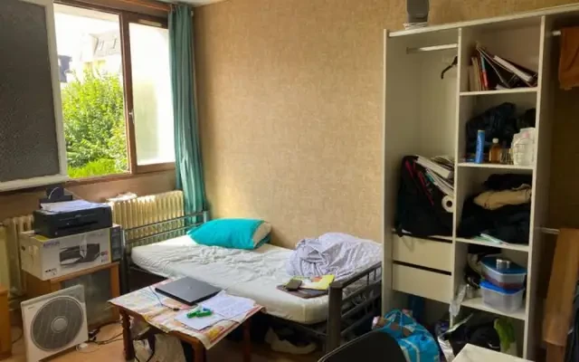 Single bed in a simple twin bedroom in a Student House - Paris student accommodation - twin bedroom