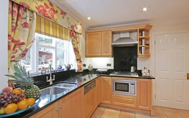 Devey Close, Kingston Upon Thames, Surrey, KT2 7DZ 1