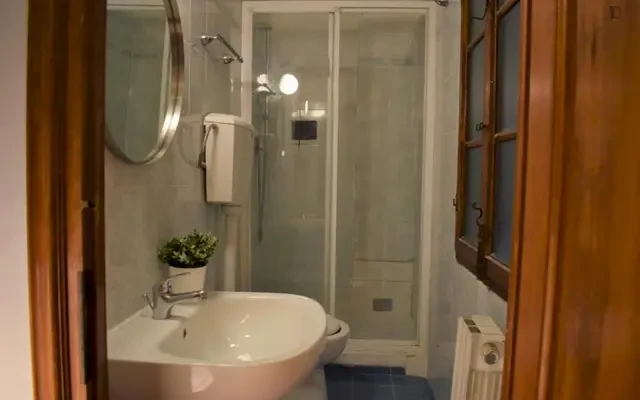 Bed in a neat twin ensuite bedroom, in Santa Maria Novella - Florence student accommodation - twin room