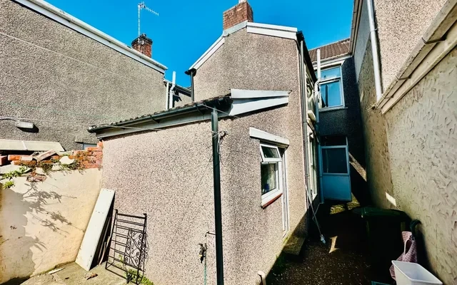 Room 2, Beach Street, Swansea SA1 2