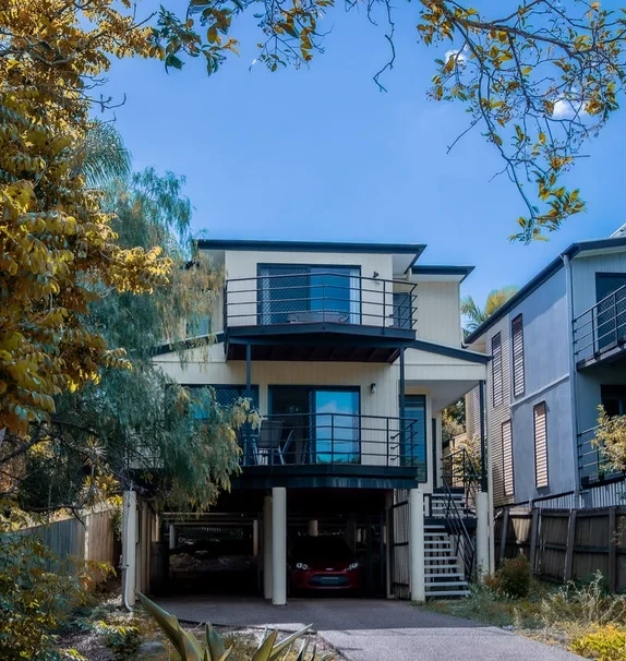 85 Munro St