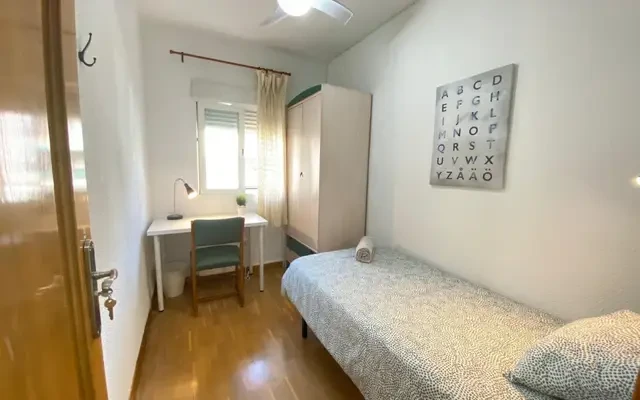 Appealing single bedroom with balcony - alojamiento para estudiantes en Madrid - Single bedroom