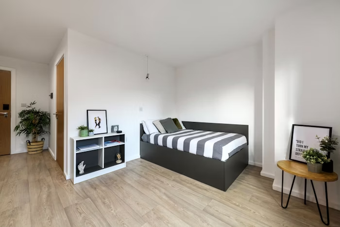 En-suite bronze accessible