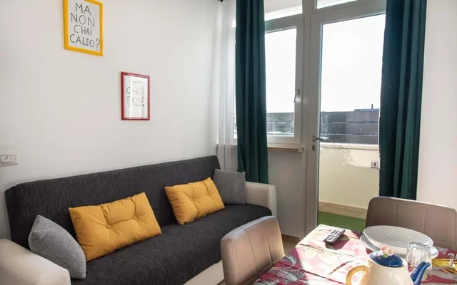 COZY APARTMENT (up to 4) with LIVING AREA, DOUBLE BEDROOM, lovely balcony, 15 min to ROME-DOWNTOWN #R10 1