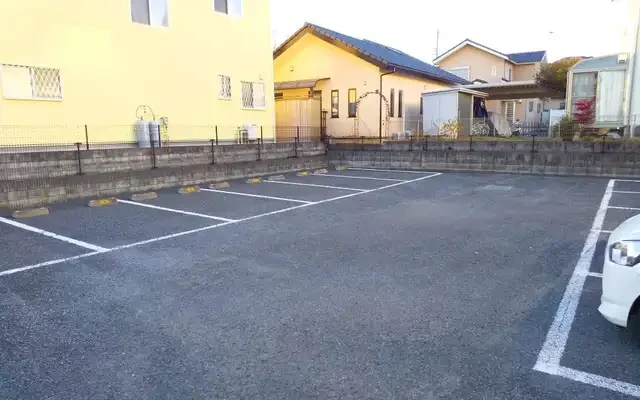 レオパレスサンクワイエット松山 – Studentenunterkunft in Tōsumiyama – 307号房间(带独立厨房)