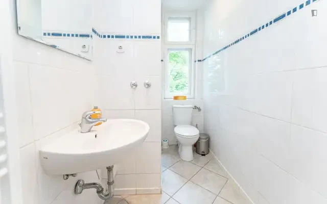 Bed in a large triple bedroom, near Tempelhofer Feld 3