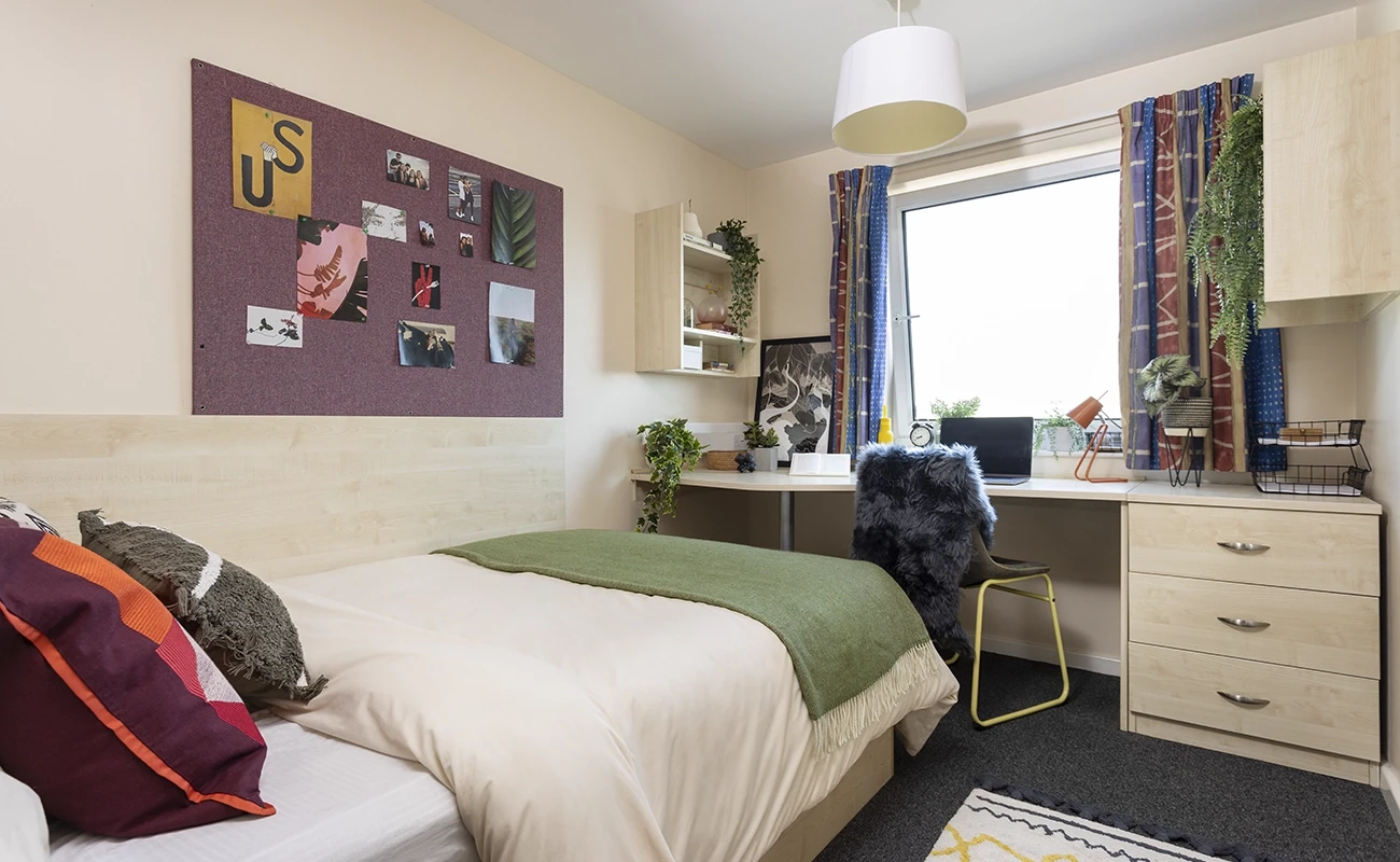 Extra Large Ensuite: Three Bed Flat