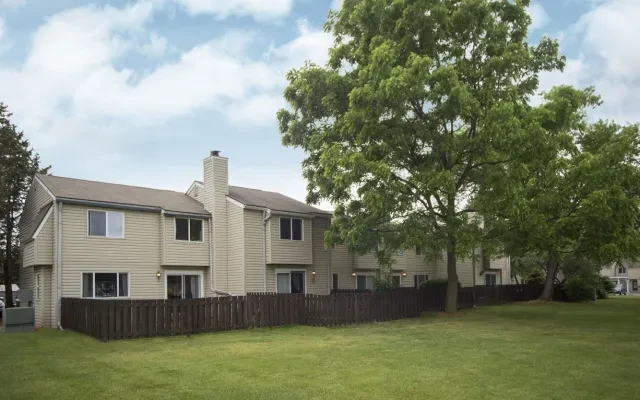 LIVE CARRIAGE HILL EAST APARTMENTS & TOWNHOMES 0
