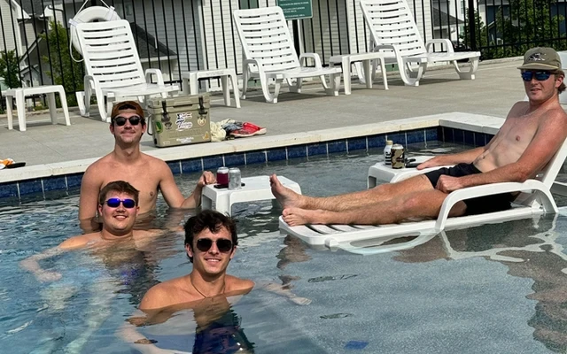 Ivy Row at Troy - alloggio per studenti a Troia NY - piscina
