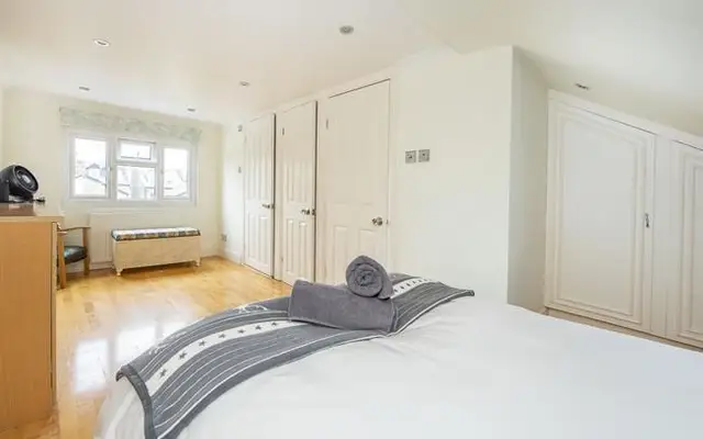 Amity Grove, London, SW20 0LJ 2