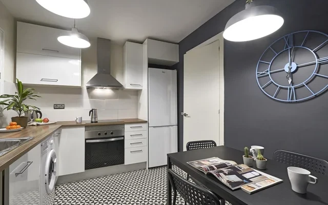 Spacious 3 bedroom flat with balcony in PobleSec, near Plaza Espana 2