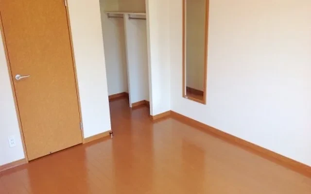 レオパレスサン - 伊豆の国市の学生向け宿泊施設 - 205号房间(带客厅/餐厅/独立厨房)
