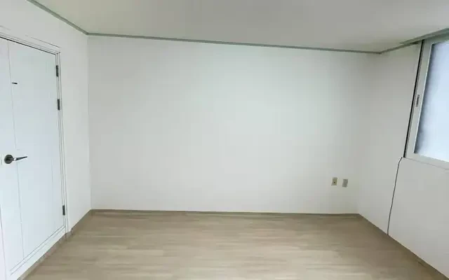 Large Open-Plan Studio In A Residential Building 2