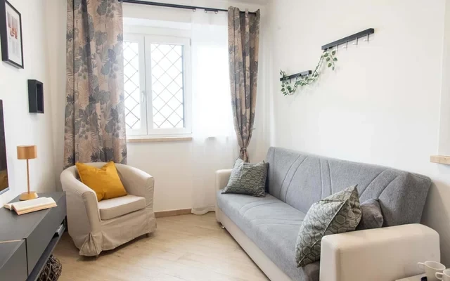 STUDIO APARTMENT (up to 4) with LIVING AREA, 15 min to DOWNTOWN #R15 3