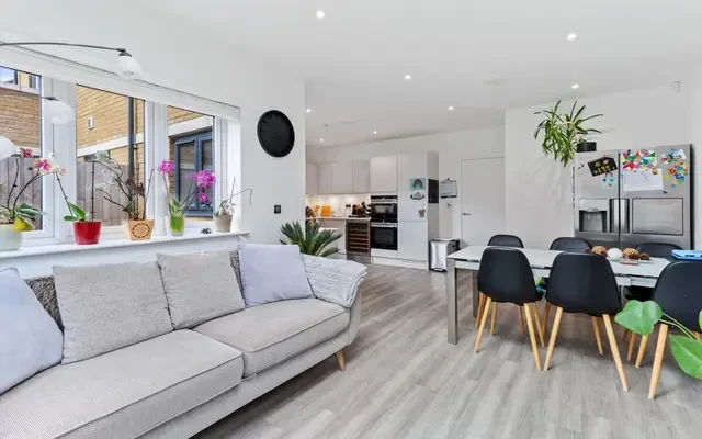 Orchard Farm Avenue, East Molesey, Surrey, KT8 0AJ 4