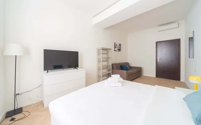 Charming 2-Bedroom Apartment in Milanese Building 4