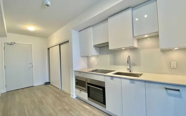 902 - 195 Redpath Ave 4