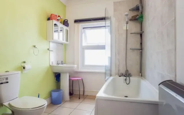 Cosy bedroom in 4-bedroom flat in London 2