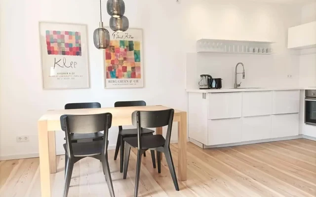 A beautiful, newly renovated 2 rooms apartment, 30 seconds away from Goerlitzer Park 2