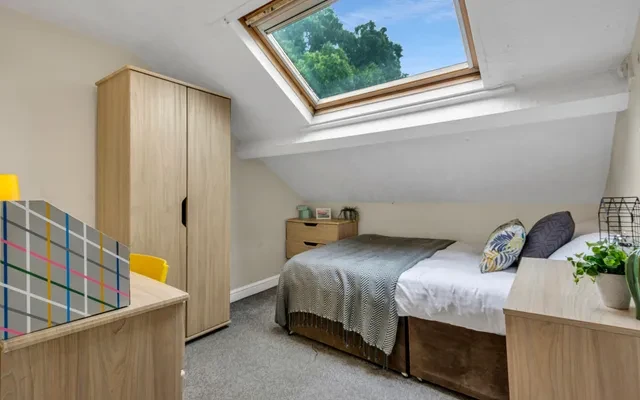 Flat 5, 257 HYDE PARK ROAD 2