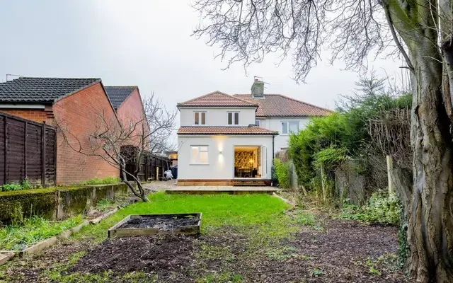 5 bed house (sleeps 9) with parking 1
