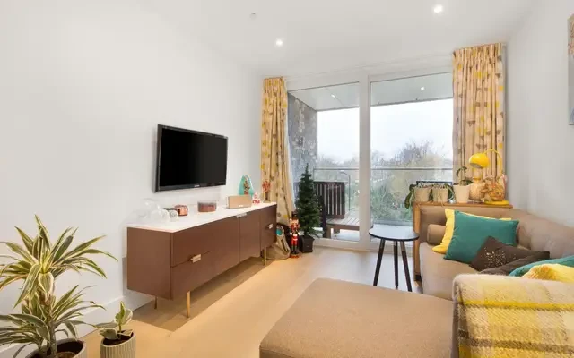 Quebec Way, London, SE16 7FS 4