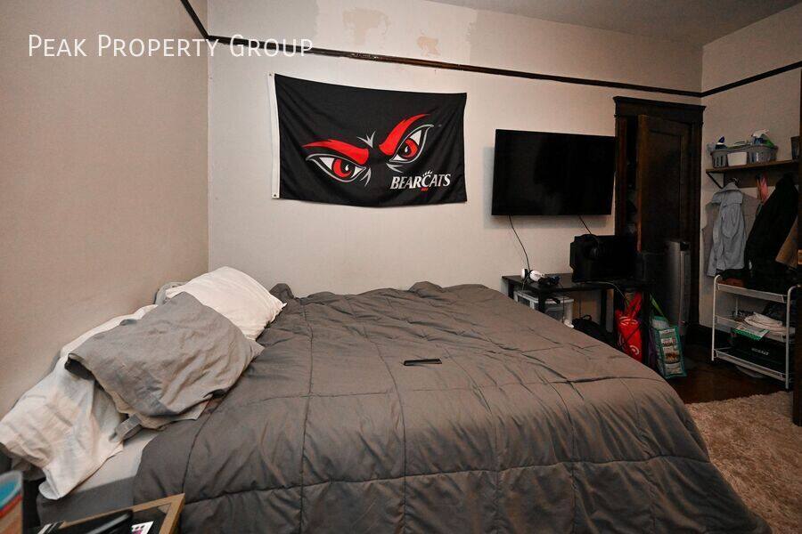 1 bedroom 3 full baths