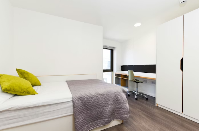 Ensuite Gold - city view