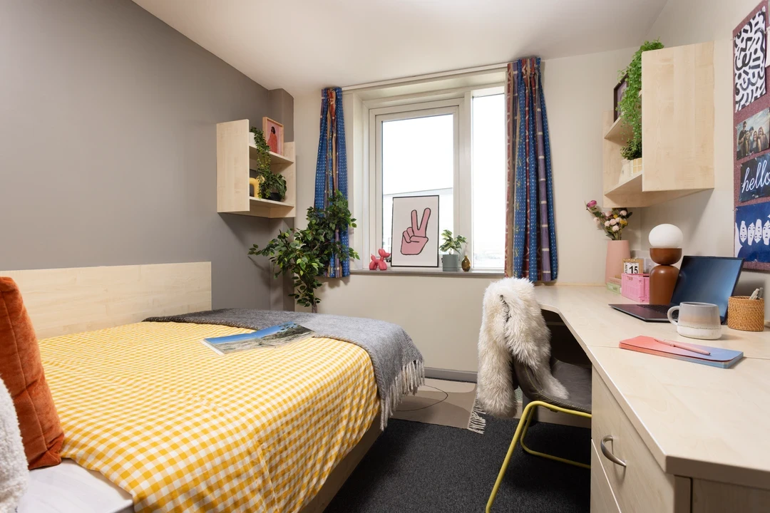 Small Ensuite: Three Bed Flat