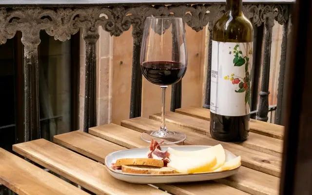 Lovely 1-bedroom apartment near the popular Plaça Reial 3