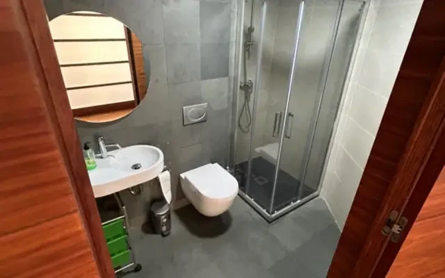Double bedroom in 5-bedroom house 2